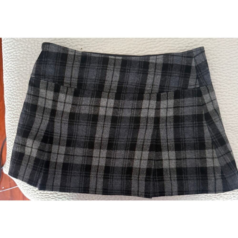 American Eagle Outfitters grey and black plaid schoolgirl mini skirt Size Small